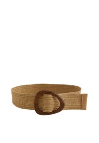 Tkaný slaměný opasek v přírodní tanové barvě s velkou, trojúhelníkovou dřevěnou sponou a koženým detailem. Texturovaný povrch, plochý a široký design.