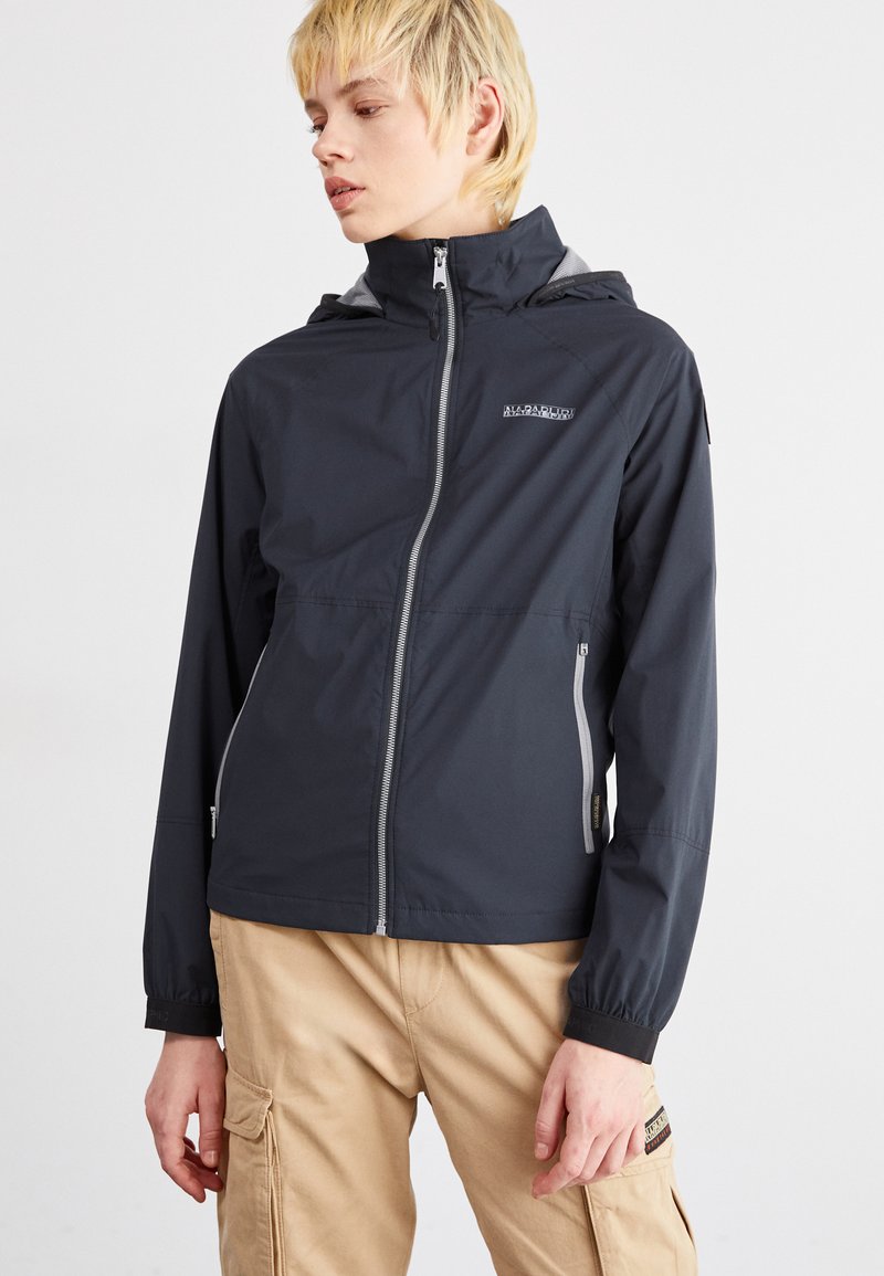 Giacca nera resistente all'acqua, tessuto leggero, zip frontale, cappuccio regolabile, polsini elasticizzati, tasche laterali con dettagli grigi.