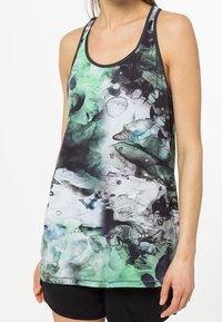 Top sin mangas multicolor con un diseño abstracto en tonos verde, negro y blanco. Fabricado con una tela ligera y transpirable, con un estilo de espalda nadadora.