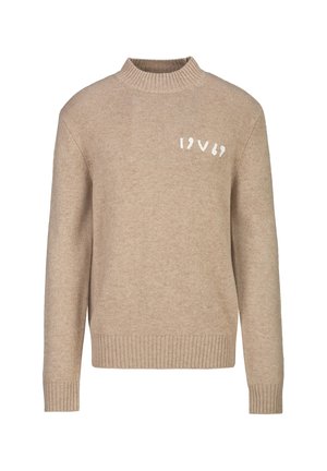 Beigefarbener Strickpullover mit geripptem hohem Kragen, Bündchen und Saum, mit kleinem weißen Text "19V69" auf der linken Brust.