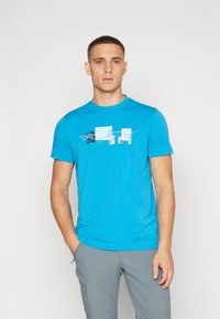 Camiseta azul de cuello redondo hecha de algodón, con un estampado gráfico que presenta varios patrones en blanco y azul claro en la parte delantera.