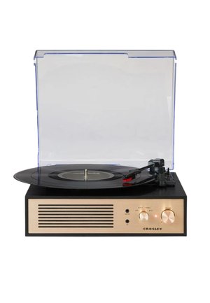 Platine Crosley style vintage avec disque vinyle en rotation, base en bois, panneau avant doré, boutons de contrôle et couvercle anti-poussière transparent relevé.