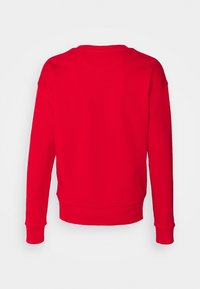 Vue arrière d'un sweat-shirt rouge uni à manches longues avec poignets et ourlet côtelés sur fond blanc.