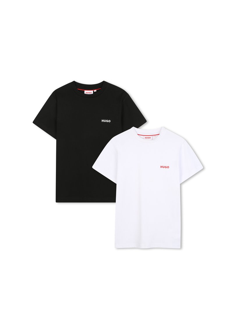 Deux T-shirts en coton noir et blanc, chacun avec un col rond et des manches courtes. Les deux présentent un petit logo "HUGO" rouge sur la poitrine.