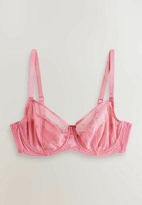 Soutien-gorge rose transparent avec broderie florale, bonnets à armatures et bretelles réglables sur un fond clair uni.