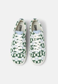 Sneakers in tela con un motivo a scacchi verde, bianco e blu, lacci bianchi e un accento azzurro chiaro sulla linguetta.