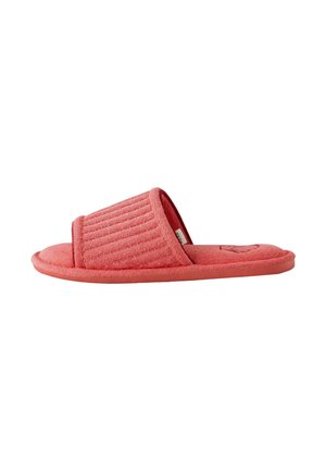 Puha korall rózsaszín nyitott orrú papucs bordázott szövet pánttal és párnázott talppal, fehér háttéren.