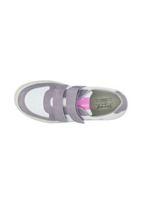 Sneaker mit einem weißen Lederbasis und lila Wildlederakzenten, ausgestattet mit zwei Klettverschlüssen, einem gepolsterten Kragen und einer lila Innensohle.
