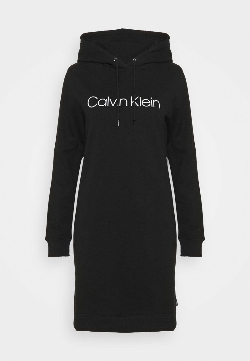 Robe à capuche noire à manches longues avec logo Calvin Klein blanc sur le devant et capuche à cordon ajustable.