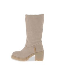 Bota de ante beige hasta la rodilla con un tacón de bloque de goma, parte superior texturizada y un detalle de logo en el lateral. Interior forrado para mayor comodidad.