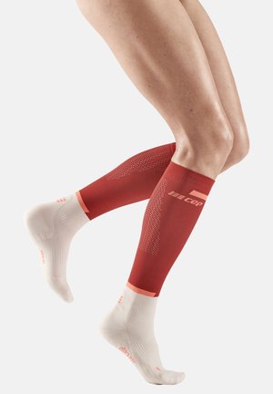 Rode compressiekousen voor de kuiten met een gestructureerd patroon, witte tenen sokken en minimale branding op het bovenste deel. Voorzien van ademende stof.