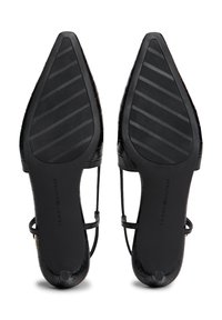 Sandales à talons noirs avec des bouts pointus, dessus en faux cuir texturé et semelle en caoutchouc lisse dotée de rainures horizontales pour une meilleure adhérence.