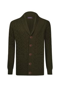 Cárdigan de punto verde oscuro con cuello de chal, que presenta un patrón de cable, grandes botones marrones y bolsillos de parche frontales.