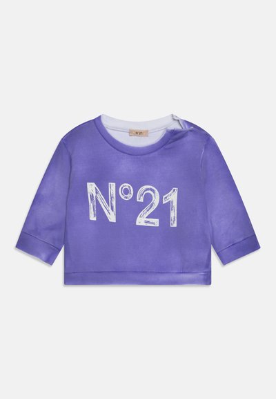 Lila kortärmad sweatshirt i mjukt material, med en vit texturerad grafik "N°21" på framsidan och rund halsringning.