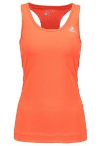 Débardeur de sport sans manches Adidas Techfit pour femmes, de couleur orange vif, avec dos nageur et logo sur la poitrine.
