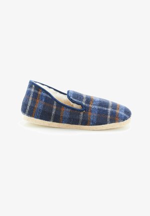 Blauwe en grijze geruite slippers met een zachte binnenkant, instapontwerp en een lichtgekleurde, gestructureerde buitenzool. Het bovenwerk is van viltmateriaal.