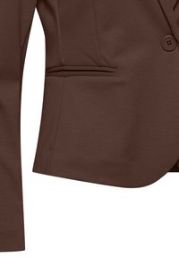 Hnedé sako na mieru s jedným gombíkom na manžete a horizontálnym otvoreným vreckom na prednej strane.