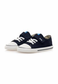 Marineblaue Leinenschuhe mit weißen Gummispitzen und -sohlen, elastischen Schnürsenkeln und Klettverschluss. Mit blauen Akzenten am Klettverschluss.