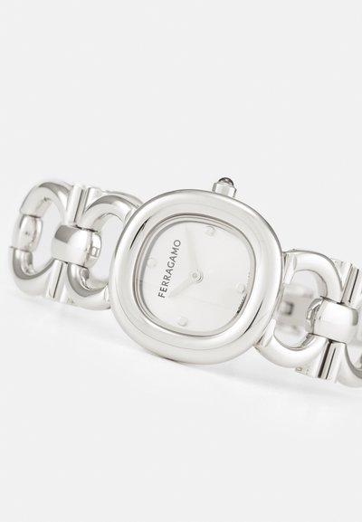 Silvrig armbandsur med fyrkantig urtavla och länkdesign. Urtavlan är vit med minimala markeringar och har Ferragamo-logotypen.