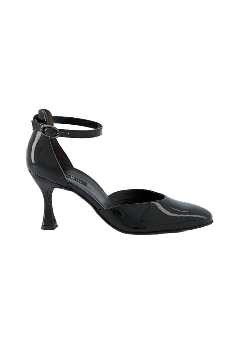 Chaussure à talon haut en cuir verni noir avec bout pointu, bride à la cheville et un talon au design sculpté distinctif. Texture lisse sur l'ensemble.