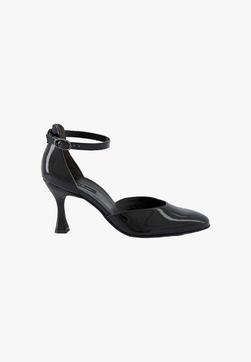 Chaussure à talon haut en cuir verni noir avec bout pointu, bride à la cheville et un talon au design sculpté distinctif. Texture lisse sur l'ensemble.