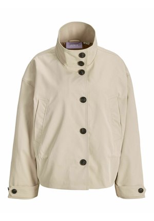 Veste beige à boutons avec col montant, deux poches latérales et poignets à boutons, en tissu lisse.