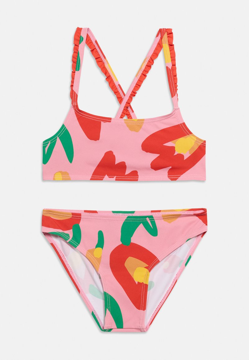 Ροζ μπικίνι δύο τεμαχίων με κόκκινα, πράσινα και κίτρινα αφηρημένα λουλουδένια σχέδια· το πάνω μέρος έχει σταυρωτούς, βολβούς ιμάντες στους ώμους.