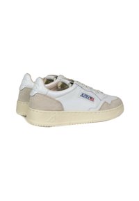 Sneakers bianchi in pelle con dettagli in suede beige, punta rotonda, design con lacci, suola texture e logo del marchio blu e rosso di lato.