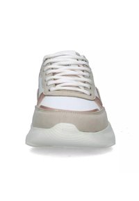 Sneaker con una toma bianca, accenti in suede beige e dettagli metallici in rosa gold. Presentano lacci bianchi e una suola testurizzata.
