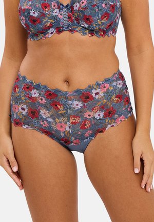 Donna che indossa un reggiseno grigio in pizzo abbinato a mutandine a vita alta con ricami floreali rossi, rosa e viola, mostrando la zona addominale e le braccia.