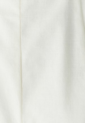 Tejido de lino en blanco suave con una superficie texturizada. Incluye una costura visible, mostrando un diseño limpio y sencillo.