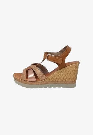 Sandali wedge marroni con dettagli in paglia intrecciata, accenti metallici, fasce incrociate e una fascia in tessuto textured; cinturino per la caviglia sicuro con fibbia regolabile.