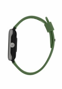 Orologio smartwatch con quadrante rettangolare nero, cinturino in silicone verde, pulsante circolare sul lato e finitura liscia e opaca.