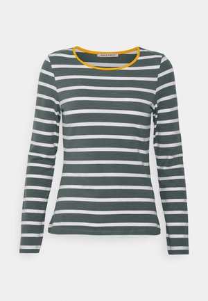 Chemise à manches longues avec des rayures horizontales vert foncé et blanches et un col rond bordé de jaune moutarde.
