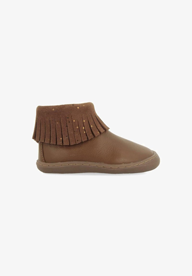 Botas de tobillo de cuero marrón con un collar de ante con flecos, que presentan salpicaduras doradas y una suela de goma cosida para mayor durabilidad.