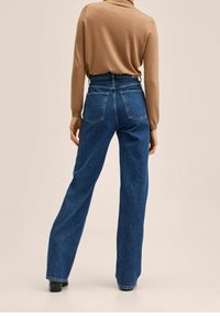 Vaqueros de mezclilla azul de tiro alto con corte recto. Características incluyen bolsillos traseros, un ligero efecto desgastado y un lavado azul medio.