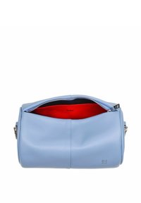 Borsa in pelle azzurro chiaro con zip sulla parte superiore, che presenta un interno rosso brillante e un sottile logo sul lato. Texture morbida, forma arrotondata.