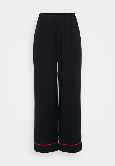 Zwarte wijde broek gemaakt van zachte stof, met een elastische tailleband en rode accentstiksels aan de zoom.