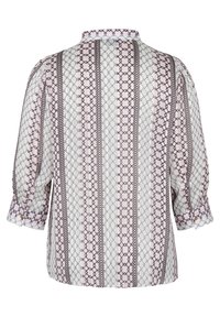 Blouse à motifs présentant une vue de dos avec des dessins géométriques en rose et beige, coupe décontractée et manches mi-longues avec des détails à boutons.