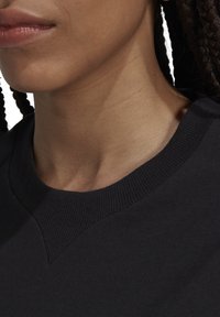 adidas Sportswear LOGO T-SHIRT - T-shirts med print - black/white