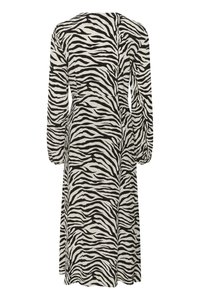 Zebra-kuosisella mekolla, joka on valmistettu pehmeästä kankaasta. Mekossa on pitkät hihat, pyöreä pääntie ja virtaava siluetti midi-pituudella.