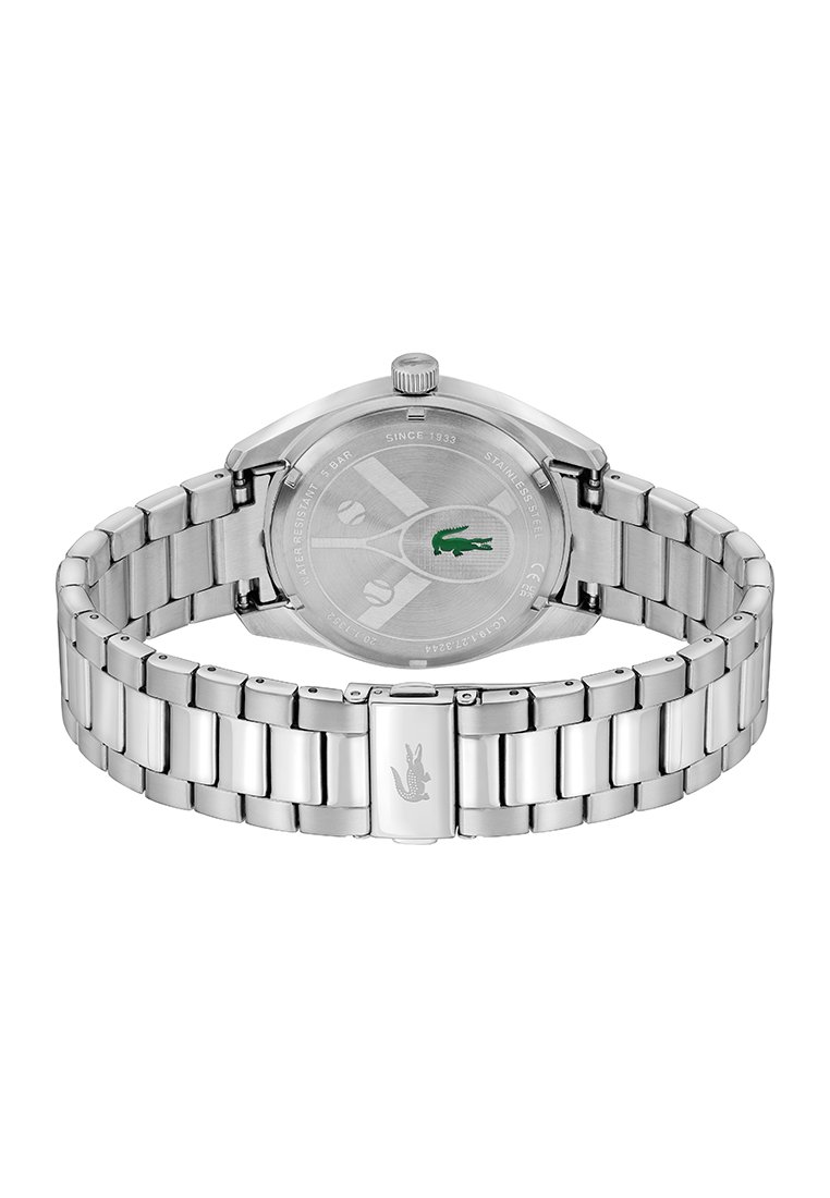 Reloj de pulsera de acero inoxidable con pulsera de eslabones, logotipo de cocodrilo verde visible en la parte trasera de la caja y emblema de cocodrilo grabado en el cierre.