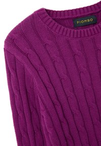 Lila gestrickter Pullover mit Kabelmuster, geripptem Rundhalsausschnitt und weicher Textur. Etikett trägt die Aufschrift "PIOMBO."