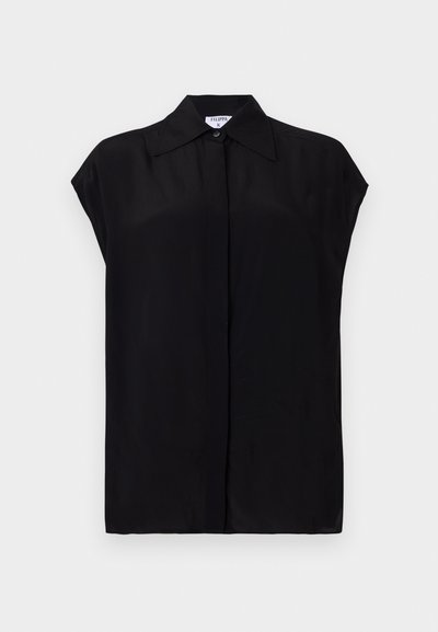 Svart, kortermet bluse laget av glatt stoff. Har spiss krage og knappeåpning foran. Renskåret, minimalistisk design.