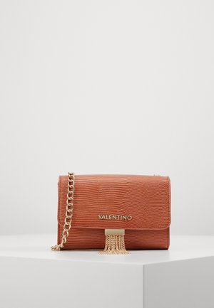 Oranssi teksturoidusta nahasta valmistettu käsilaukku, jossa on kultainen ketjuhihna, läppäsolki ja koristetupsu edessä. Merkkitunnus "Valentino" näkyvissä.