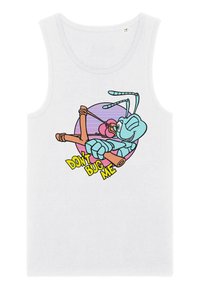 Camiseta sin mangas blanca con un gráfico de una langosta de dibujos animados con un lazo y el texto "NO ME MOLESTES" en amarillo, sobre un fondo de círculo en colores pastel.