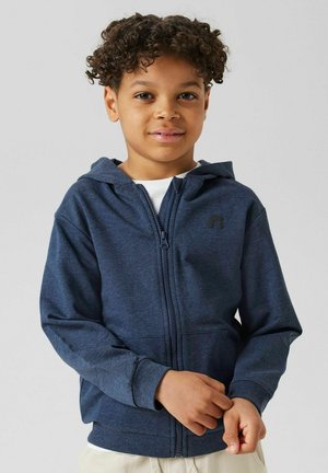 Marineblaues Zip-Hoodie mit einer Kapuze mit Kordelzug, gerippten Bündchen und einem kleinen Logo auf der Brust. Weicher Stoff, lässige Passform, geeignet für Kinder.