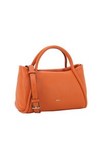 Orangefarbene Lederhandtasche mit strukturierter Oberfläche, abgerundeten Griffen und abnehmbarem Schulterriemen. Auf der Vorderseite befindet sich ein kleines Logo.