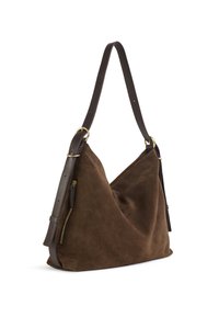 Hnědá semišová taška přes rameno s uvolněným designem, tmavým koženým popruhem, zlatými kovovými doplňky a zipovou kapsou na jedné straně.