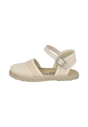 Zapato espadril beige tejido con punta cerrada, correa en el tobillo, hebilla de metal y suela trenzada de yute.